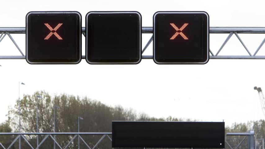 Tracking of signs above the road remedied after extra busy striker