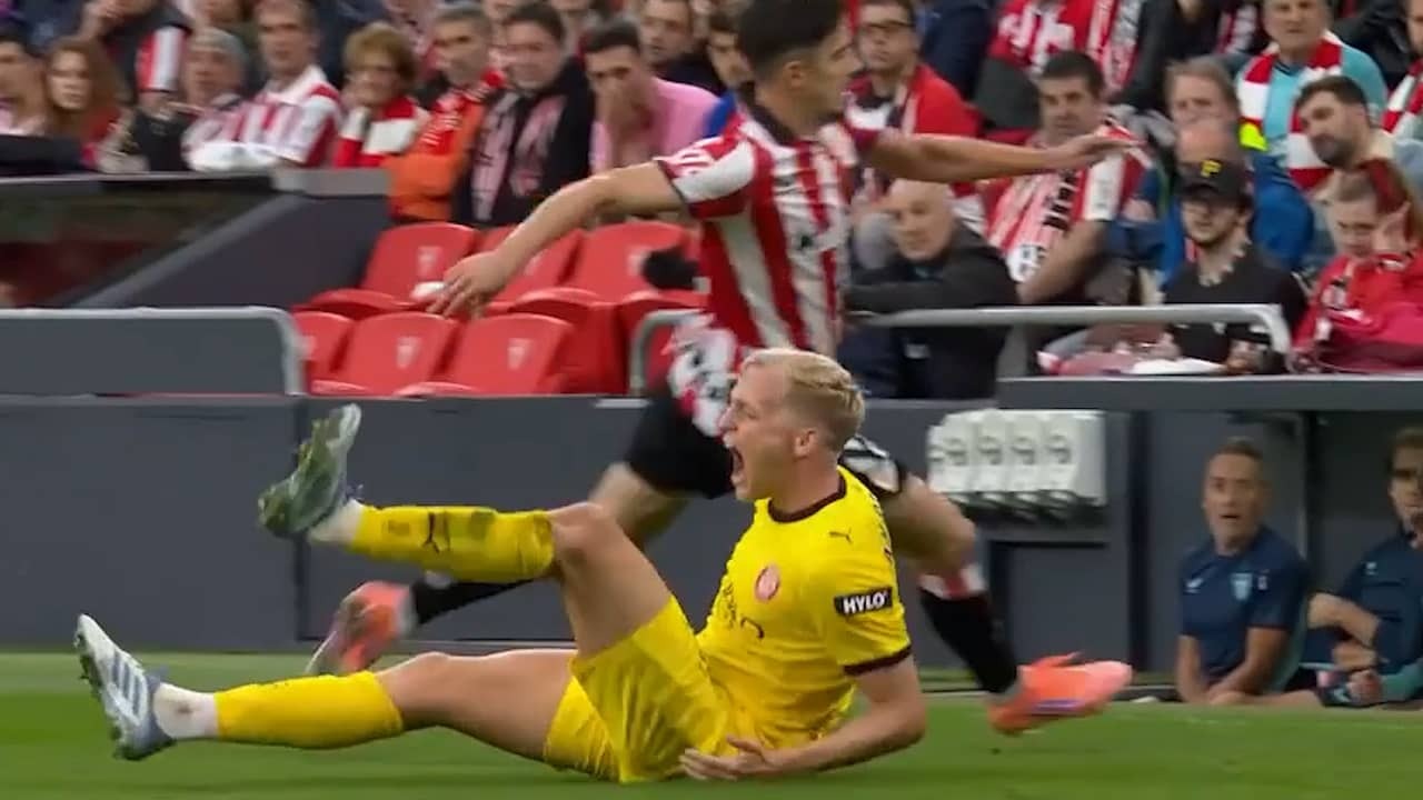 Image from Video: Van de Beek Screams in Pain After Injury Duration Start Comeback