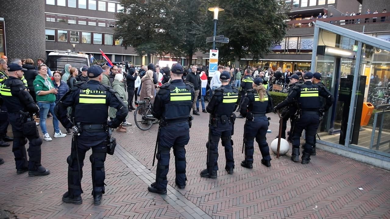 Image from video: Police keep two groups of demonstrators apart in Amersfoort