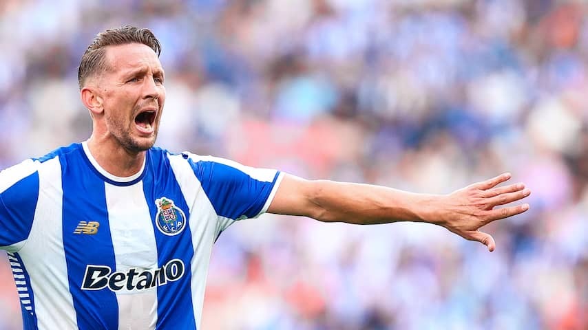 Luuk de Jong is getting into knee injury during exhibition match with FC Porto
