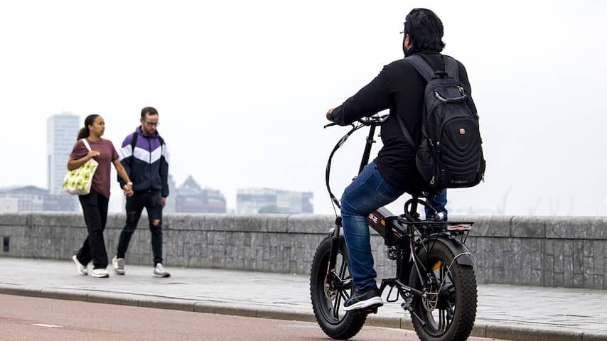 Lower House does not receive a helmet obligation for young people on e-bike with open arms