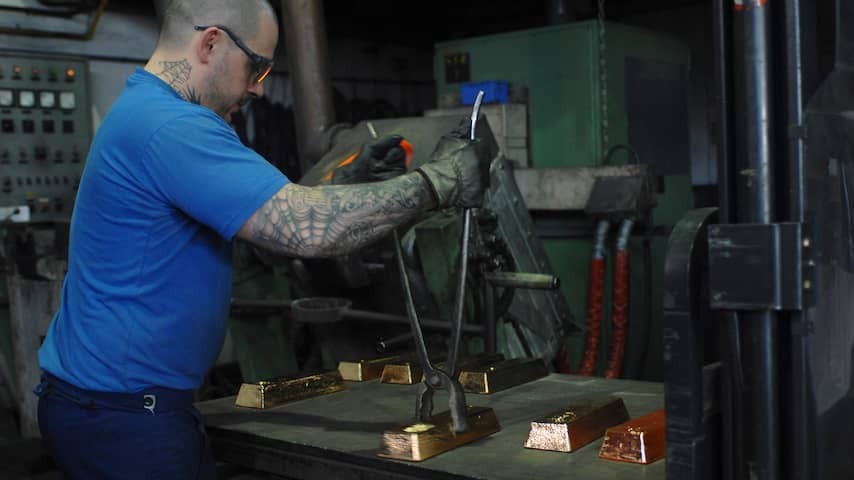 Gold price reaches record high now that dollar is weak