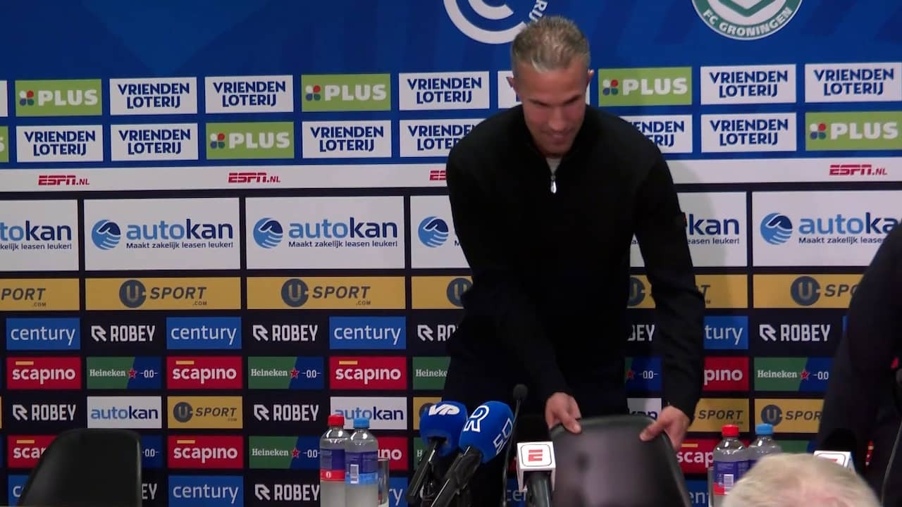 Image from Video: Van Persie gets laughers on his hand through the change of sweaty chair