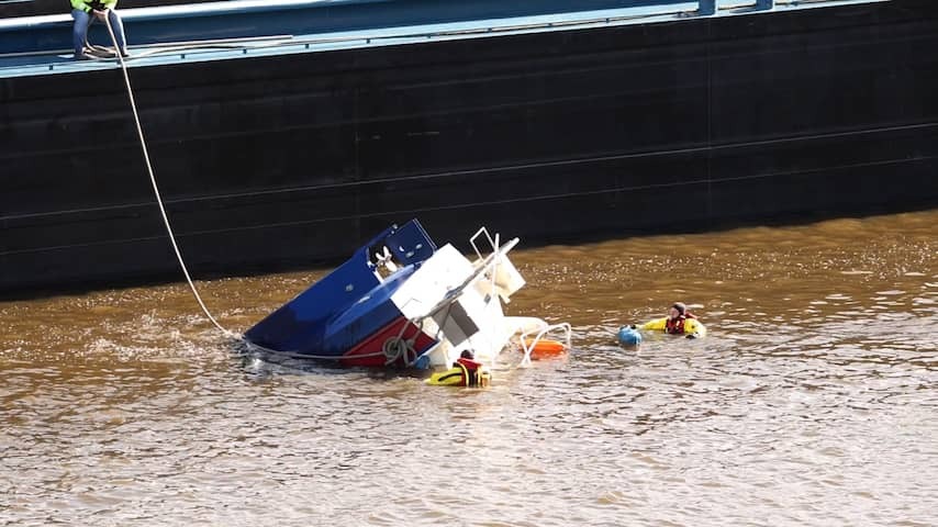 Inland navigation ship and motorboat in Friesland, two boarders taken out of water