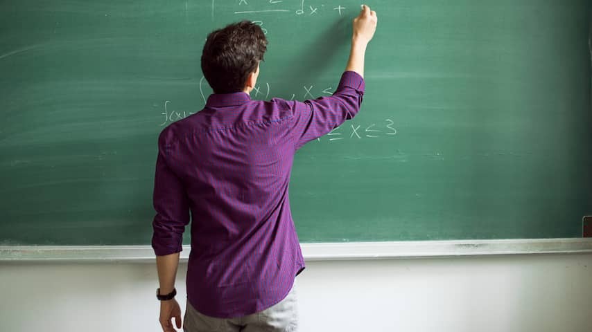 Teacher in Gelderland Date with colleague and her child, wife wrongly fired