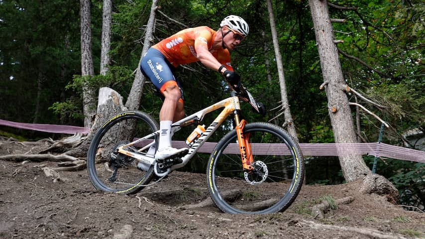 Mathieu van der Poel stays far away from a unique world title on mountain bike