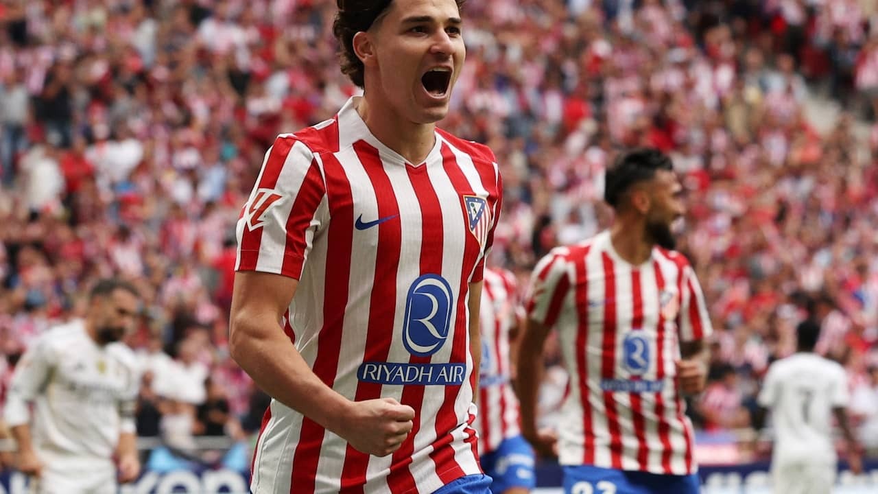 Image from video: Alvarez curves the ball over the wall from free kick and scores