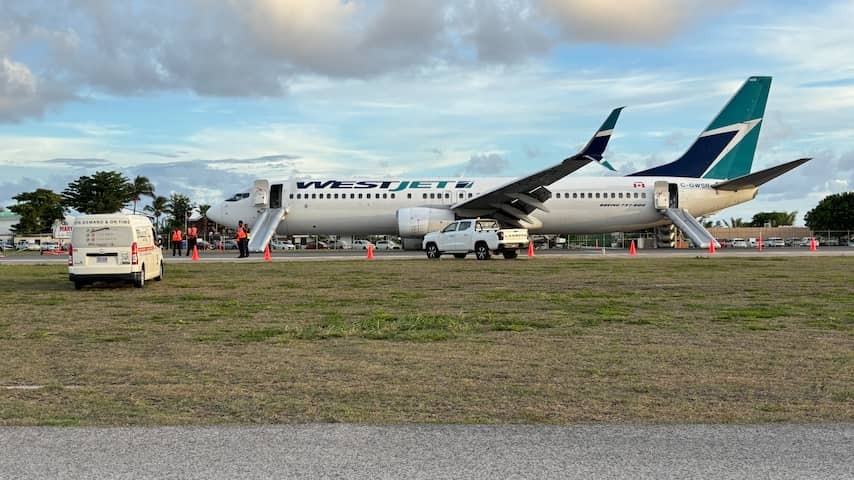 Airplane makes hard landing at Sint-Maarten airport, landing course closed