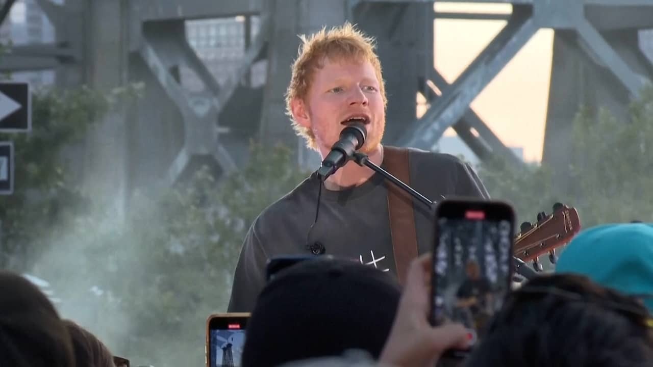 Image from video: Ed Sheeran surprises New Yorkers with pop-up concert full of new songs
