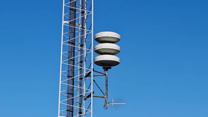 Air alarm installation on a half -timbered mast for mobile antennas along the A16 at Prinsenbeek.