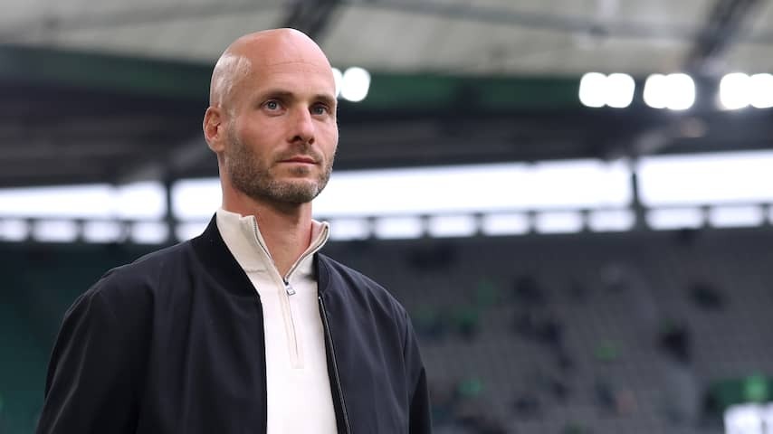 Bakayoko drives Simonis in the corner at Wolfsburg, Poku Matchwinner Leverkusen