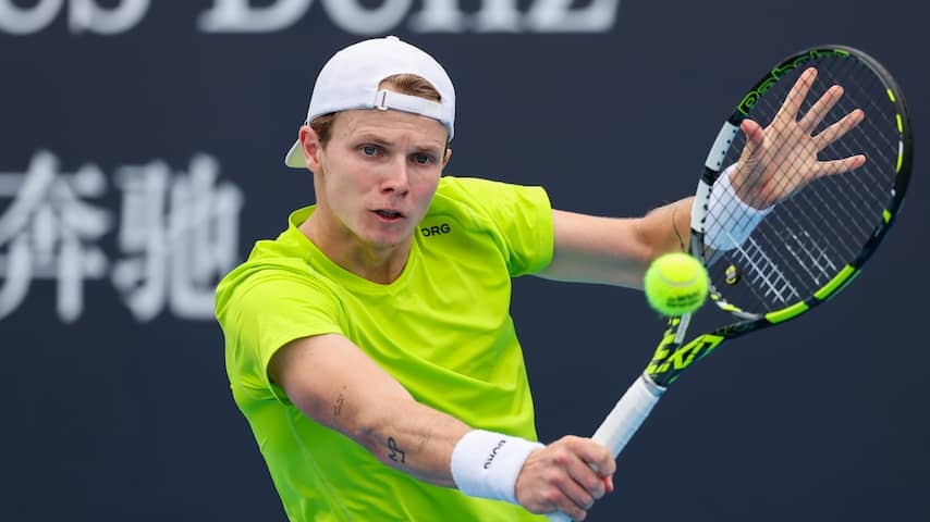 Jesper de Jong surprises in Shanghai with victory over tennis reveling Jakub Mensik