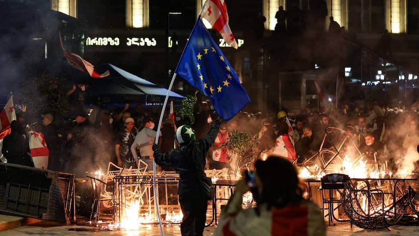 Large anti-government protest in Georgia: Pantsers try to storm Palace