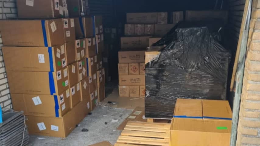 Police find heavy fireworks and 10,000 Vapes in Garagebox in the middle of a residential area