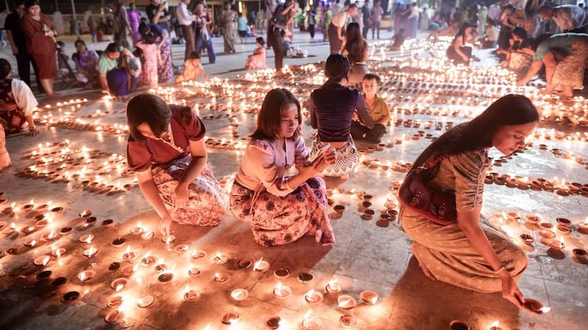 Paraglider drops bombs at the festival and at least kills 24 people in Myanmar