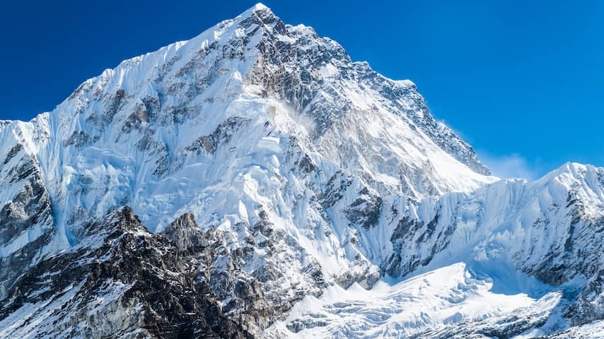 Almost a thousand people stuck on campsites Mount Everest by Snowstorm