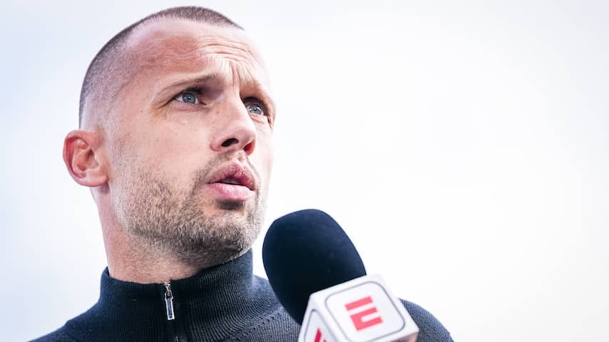 Ajax coach Heitinga sometimes finds criticism too far: 'Also comes to your family'