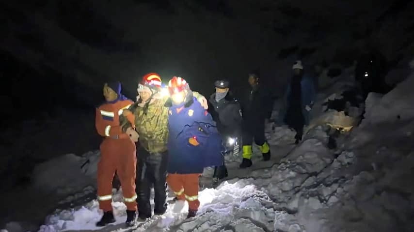 Hundreds of climbers snowbound on Mount Everest have reached safety