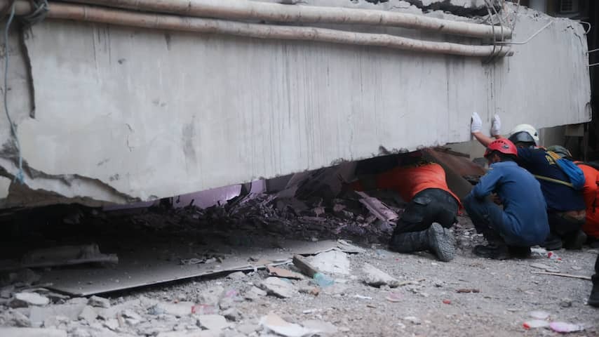 Presumably 91 people still stuck under debris collapsed school Indonesia